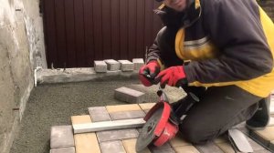 Подрезка тротуарной плитки, брусчатки.