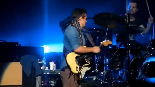 John Mayer Epic: gets guitar from fan during "Gravity" solo, returns it signed and tuned @ Argentin смотреть онлайн