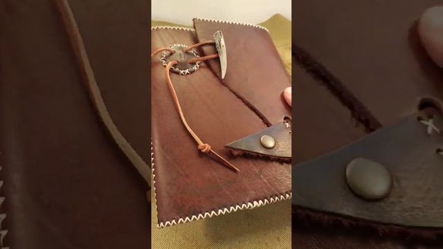 Блокнот Охотник ADRON Crafts смотреть онлайн