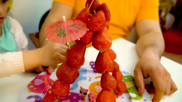 ЧЕЛЛЕНДЖ Эмма и Розали строят ФРУКТОВЫЕ ДОМИКИ, чей домик лучше??? смотреть онлайн