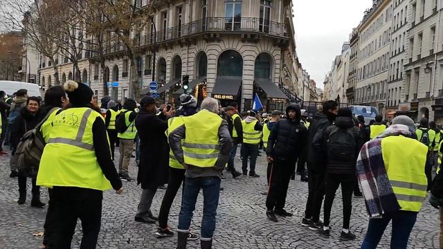 Gilets jaunes Place de la Madeleine. смотреть онлайн