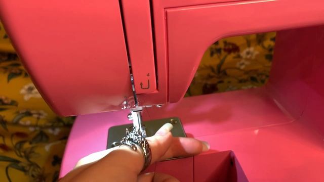 How to Thread a Sewing Machine | Singer Simple 3223 смотреть онлайн