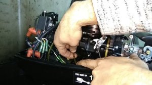 Заливает нижнюю свечу, доделываем китайский мотор 18 сил