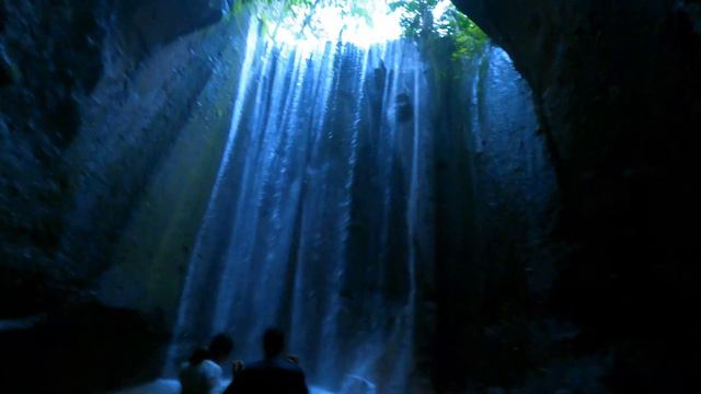 Beautiful Cave Waterfall in Bali? Tukad Cepung Waterfall смотреть онлайн