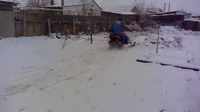 Cнегоход Итлан Каюр небольшой трамплинчик смотреть онлайн