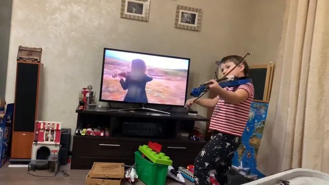Мальчик играет на скрипке смотреть онлайн