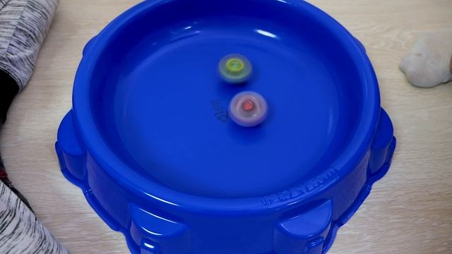 Бейблэйд Берст Игра между Minoboros и Nepstrius и Treptune BeyBlade Burst смотреть онлайн