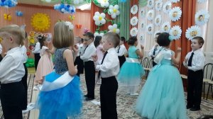 Выпускной из детского сада. 2. Мы маленькие дети, мы хотим гулять. Танец.