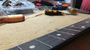 Вылезли лады, в чем проблема? Зачем вклеивать лады гитары?