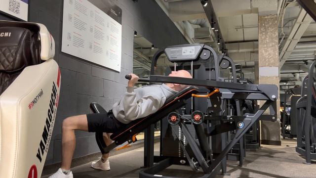 Жим лёжа на наклонной скамье в тренажёре. смотреть онлайн