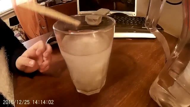 Эксперимент "Втулка от рулона туалетной бумаги ,растворяется в воде". смотреть онлайн