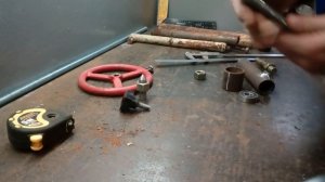 Самодельная задняя бабка токарного станка по дереву.