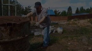 Ржавая старая бочка под компост