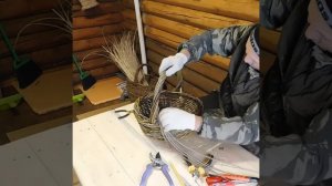 Плетение круглой корзины из неокоренного прута. Плетение ручки.