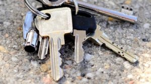 Уронить ключи. О чем говорит примета.