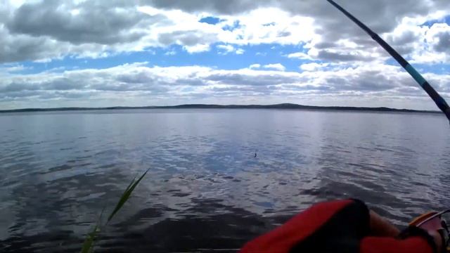 Такой раздачи окуня я давно не видел| Рыбалка на джиг| Попал в шторм| озеро Аятское| Рыбалка Урал. смотреть онлайн