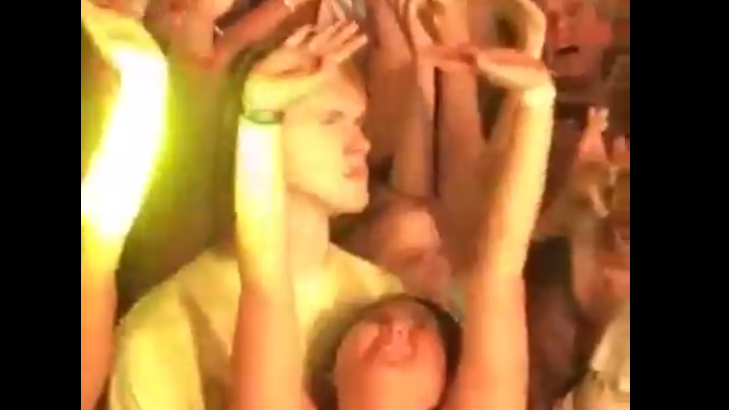 Когда повел девушку на концерт ее любимой группы смотреть онлайн