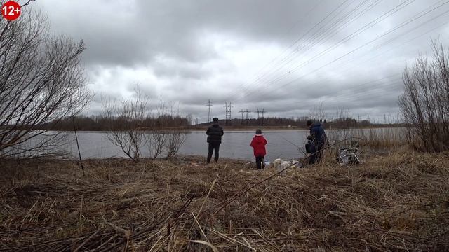 Первая весенняя рыбалка на реке Сясь. Ловим плотву, густеру, подлещика на фидер. Жарим свежую рыбу. смотреть онлайн