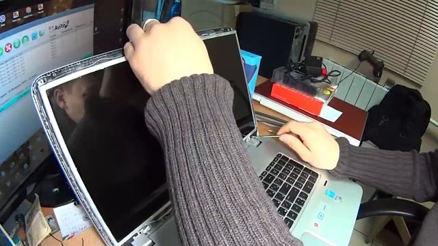 Как разобрать экран на ноутбуке HP Envy 17. Замена матрицы. How to replace display смотреть онлайн