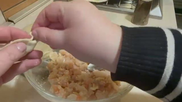 КРЕПЛИКИ З КРЕВЕТКАМИ ЗІ СМЕТАННИМ СОУСОМ: ВАРЕНИКИ З НОВИМ СМАКОМ смотреть онлайн