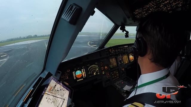 Piloting Airbus A320 out of Dublin + Power Up 1st Flight of the Day смотреть онлайн