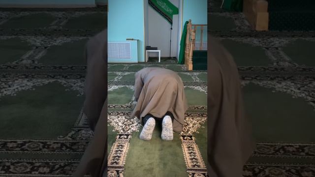 Расположение ступней ног во время саджда смотреть онлайн