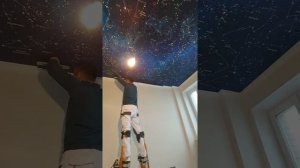 Поклейка фотообои на потолке