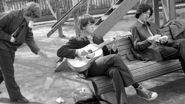 Музыка и песни старых дворов.Надоела целовать и плакать..mp4 смотреть онлайн