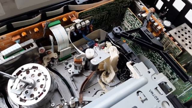 посмотрим и сравним HIFI стерео видеомагнитофоны PANASONIC NV-SV 121 И PANASONIC NV HD650 AM. смотреть онлайн