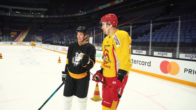 MÖRKÖ VS JAKE HOCKEY CHALLENGE! смотреть онлайн