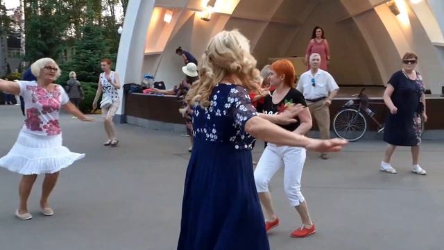 А мы гуляем!???Весёлые танцы в парке Горького Харьков июнь 2021