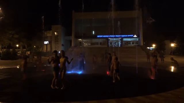 Красивые фонтаны в Геленджике. Дети резвятся смотреть онлайн