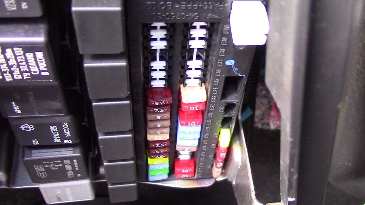 Блок предохранителей Лады Гранты. Монтажный блок. смотреть онлайн