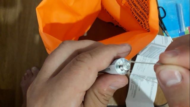 Клеем надувные нарукавники. Adhesive Inflatable Armlets.