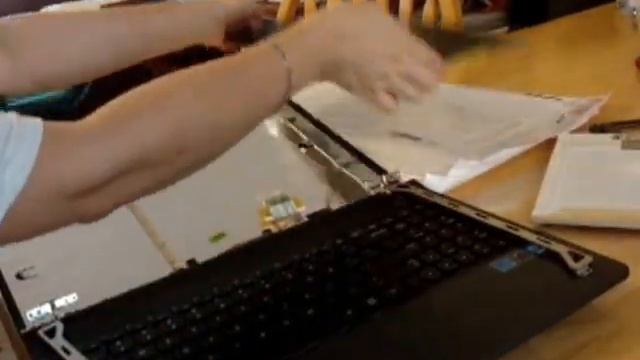 Laptop Screen Replacement / How To Replace Laptop Screen Samsung NP300E5C-A07US