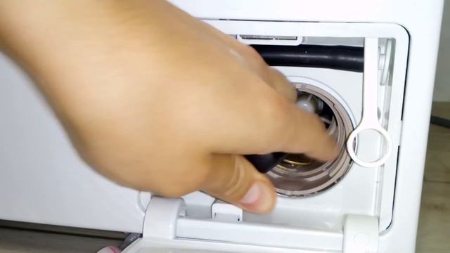 Чистка фильтра стиральной машины (нашли 5 рублей) смотреть онлайн