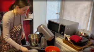 Приготовила вкуснейшую шарлотку. Обзор планетарного миксера KT-1357