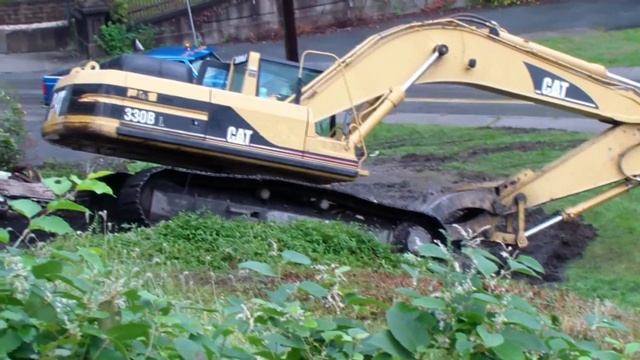 Caterpillar 330B excavator working on hillside смотреть онлайн