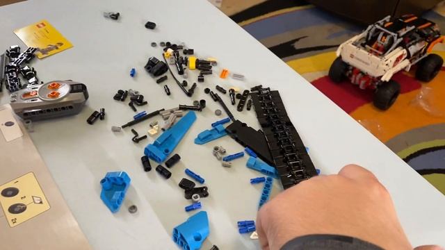 Собираем ЛЕГО Техник Скоростной вездеход (LEGO Technic 42095) смотреть онлайн