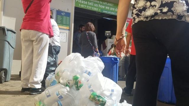 Recycling employee goes crazy on customers смотреть онлайн