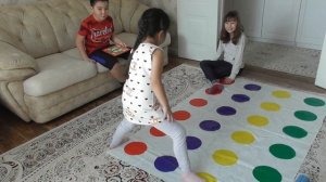 Игра твистер. Вместе веселее.