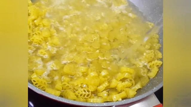 Макароны с плавленным сыром на сковородке. Самостоятельное блюдо, которое можно подать на ужин. смотреть онлайн