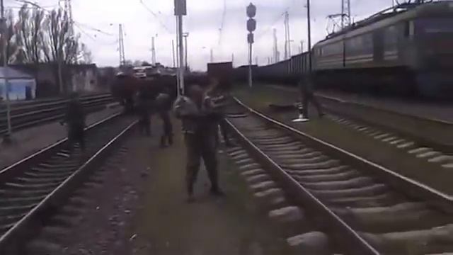 15.04.14. Донецкая область, Ясиноватая. Военные на станции смотреть онлайн