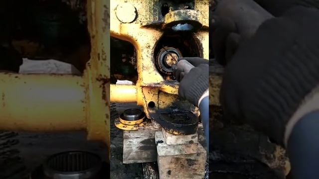 Трактор кировец К-700А, как поменять сальник на раздаточном валу. смотреть онлайн
