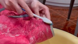 Чистим куртку от засаленных пятен. Делимся нашим способом