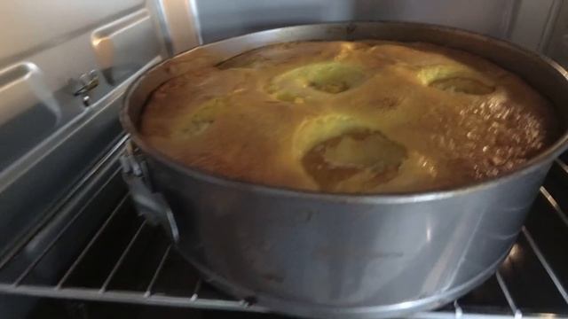 Самая вкусная шарлотка с целыми яблоками и творогом! смотреть онлайн