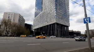 Прогулки по Москве. Интересные здания. Небоскрёб на «ножках» на Мосфильмовской. Улитка на склоне