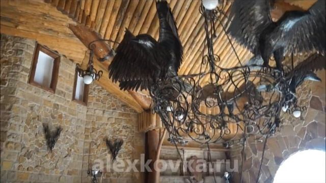 Кованая люстра с орлами и общее оформление холла ковкой смотреть онлайн