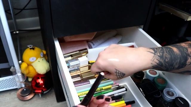 Makeup Collection Declutter #3 - Eye Pencils, Balms, Sprays + More | April 2021 смотреть онлайн