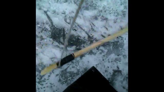 Как сделать лунку для рыбалки плешней и топором смотреть онлайн